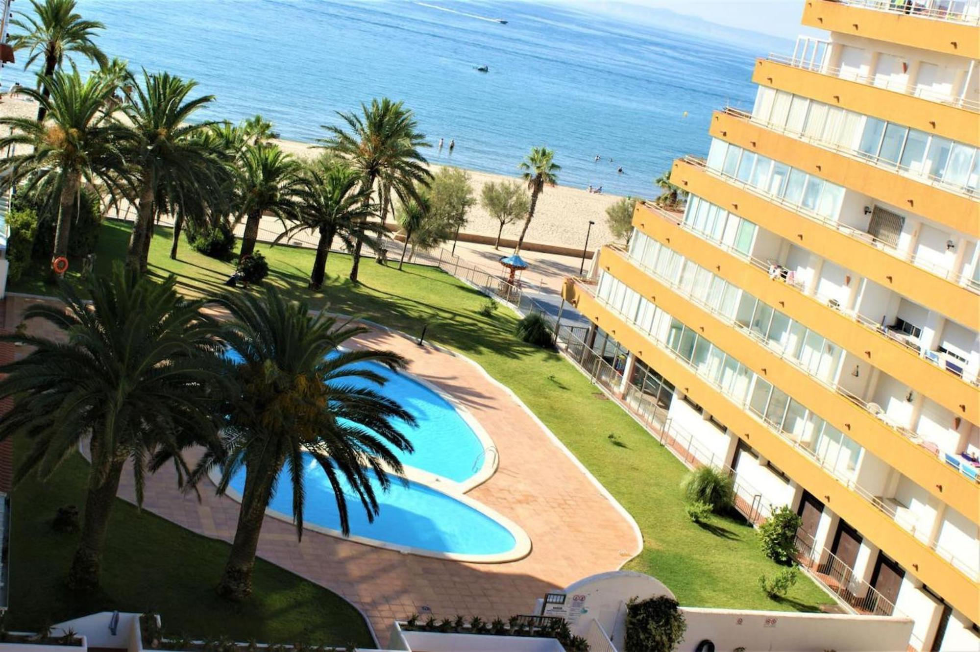Con Vistas Al Mar Y A La Montana Roses